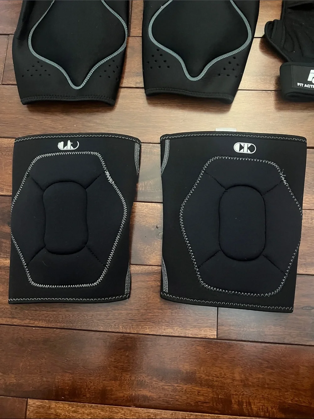Asics Black Padded Support Sleeves with Fingerless Workout Gloves